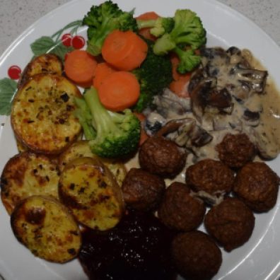 Soyabullar med svampsås, ugnsrostad potatis, lingonsylt och grönsaker.